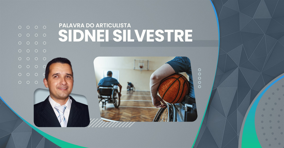 O esporte como ferramenta de inclusão Na imagem, temos um cadeirante segurando uma bola de basquete em primeiro plano. Ao fundo, o restante do time na quadra.